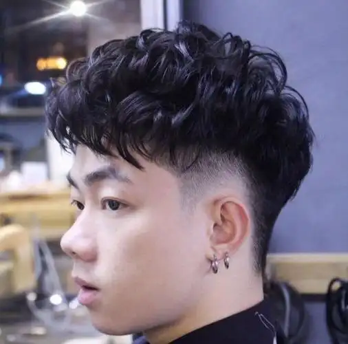 离子烫个性十足的离子烫发型非常引人注目,刘海遮住一边眉毛,打造有