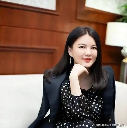 47岁李湘香港寺庙游玩,身材肥胖依旧前凸后翘,身旁男子惹猜疑