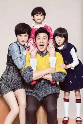 67陆毅晒全家福两个女儿超可爱网友全家腿长连起来可绕地球一圈