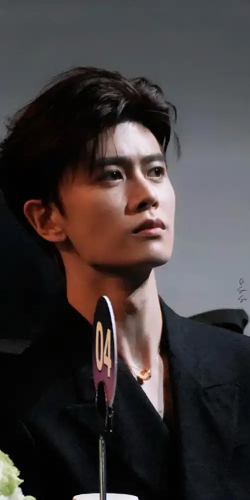 任嘉伦爱奇艺尖叫之夜##任嘉伦深v西装