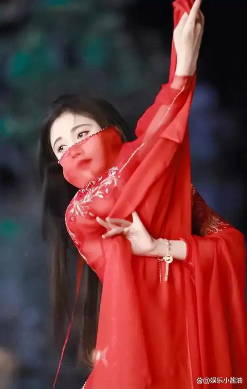 红色面纱造型不是每个女星都适合的,有的惊艳,有的却一言难尽