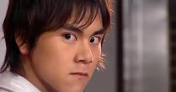 彭于晏法国遛狗!42岁的他身材很好,很高很帅,清爽阳光不油腻!