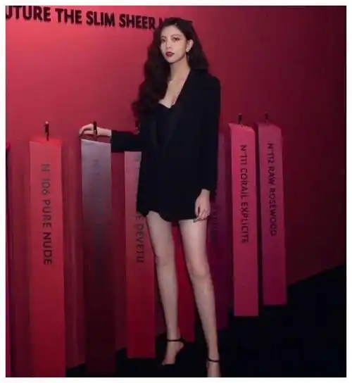 宋妍霏身穿皮夹克搭配运动裤,简简单单的服装,展现不简单的气质