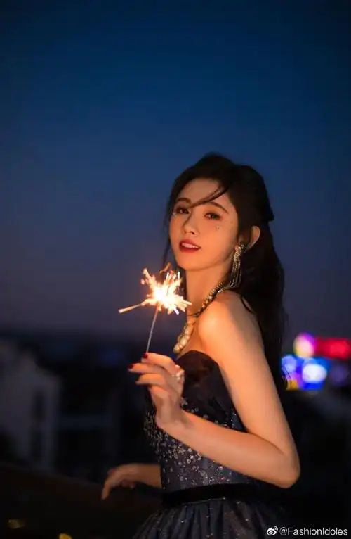 鞠婧祎蓝色星钻抹胸纱裙