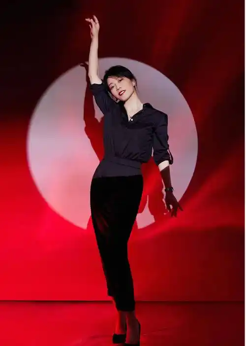 原创49岁俞飞鸿气质真好黑色丝绸衬衫配黑色直筒裤优雅大气显年轻