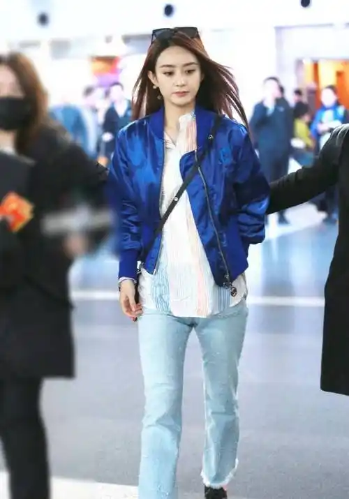 赵丽颖不愧是最年轻的时尚辣妈,穿蓝色外套搭配牛仔裤,减龄洋气