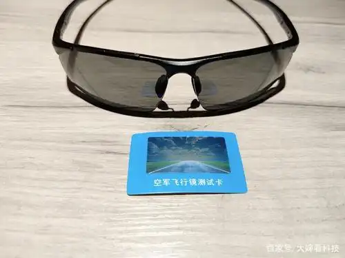 如果眼镜有偏光效果,透过镜片就可一看到有飞机的图案,可以看到眼镜是