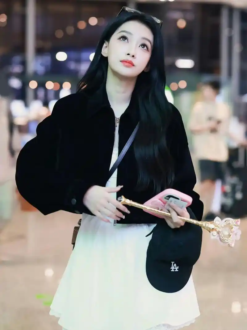 孙怡|穿上白色鱼骨吊带裙妥妥的小公主 孙怡机场私服,身穿白色鱼骨