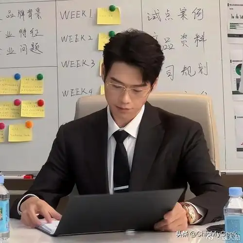 进入大学后,魏大勋印了大量的个人资料到北京各大剧组分发,争取试戏