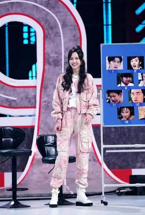 "唐嫣"终于换了风格,穿短外套 工装裤 马丁靴,40岁美出新高度|工装裤