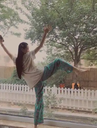 蒋依依客厅摆拍,却被身后的"龙椅"抢镜,普通家庭这辈子买不起