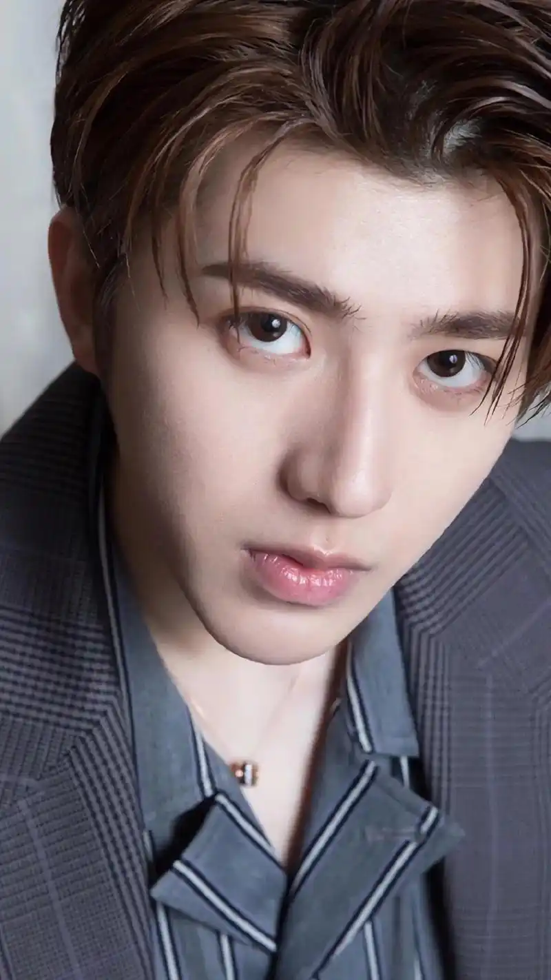 蔡徐坤 喜欢吗?#高清壁纸 #帅爆了 #明星图片 #眼神杀  - 抖音