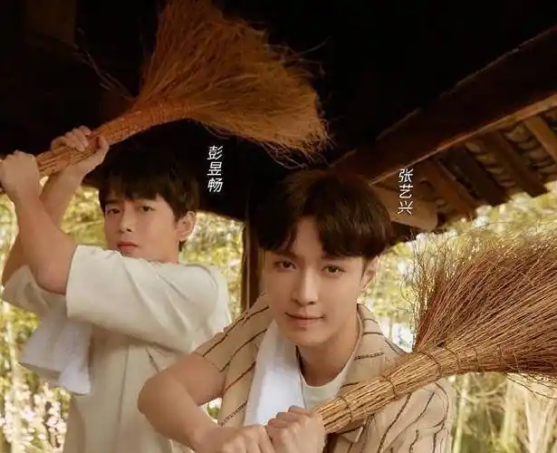 张艺兴的拖拉机换成三轮车,看清车里的人,堪称偶像剧_嘉宾_网友_杨紫