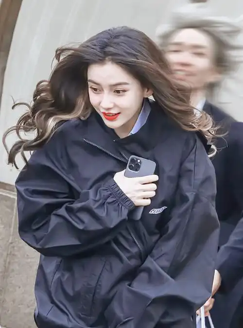 baby带儿子度假,现身机场小海绵正脸被拍,五官越长越可爱