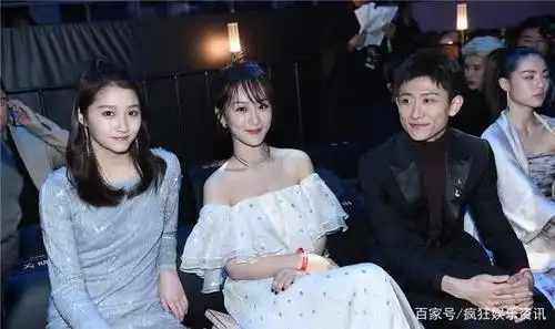 杨紫关晓彤携手登美国时代广场,关晓彤笑容甜美杨紫齐刘海超可爱