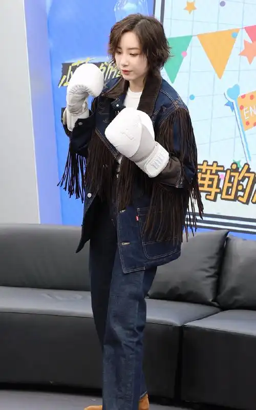 李斯丹妮回应女alpha##李斯丹妮为粉丝画演唱会妆容