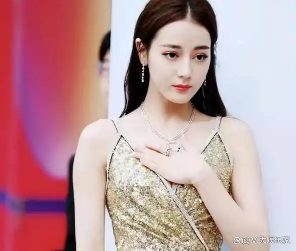 迪丽热巴频频"走哪捂哪"引猜测:私照曝光揭秘她的真实难处