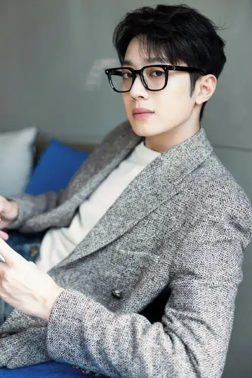 赖冠霖  今日活动图集,一身灰色西装外套搭配黑框眼镜,有秋日的温暖