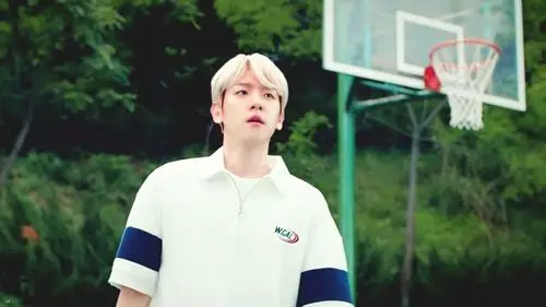 篮球场边上围着很多来看他打球的女生.