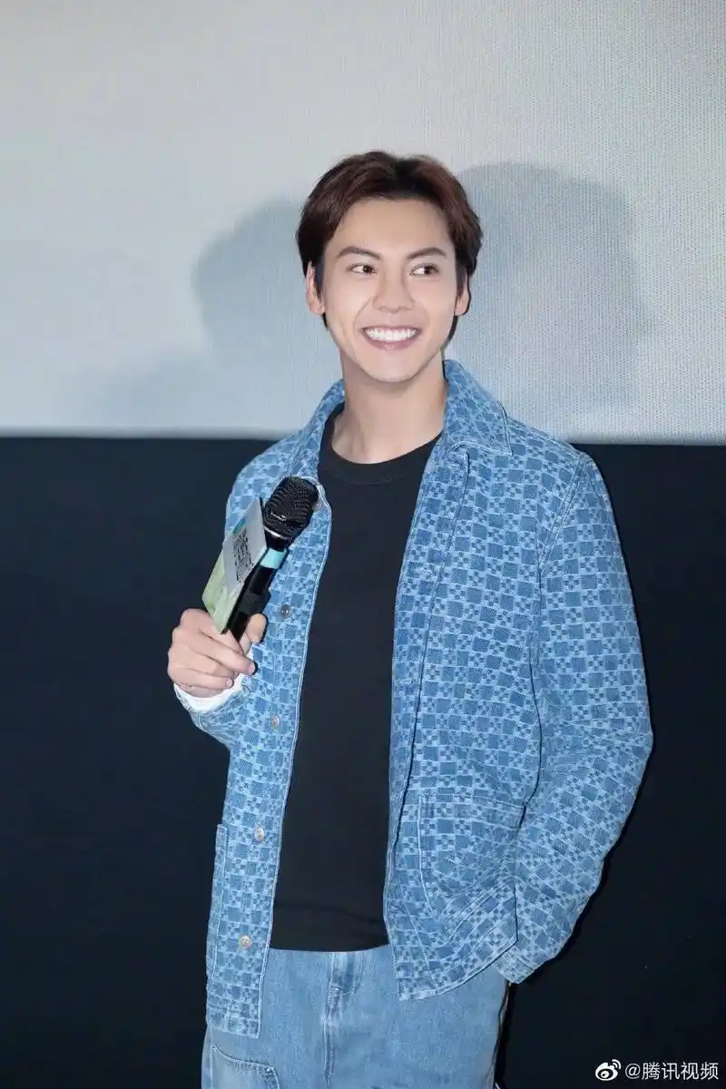 《照亮你》#陈伟霆#陈伟霆章若楠照亮你发布会 #章若楠 #照 - 抖音