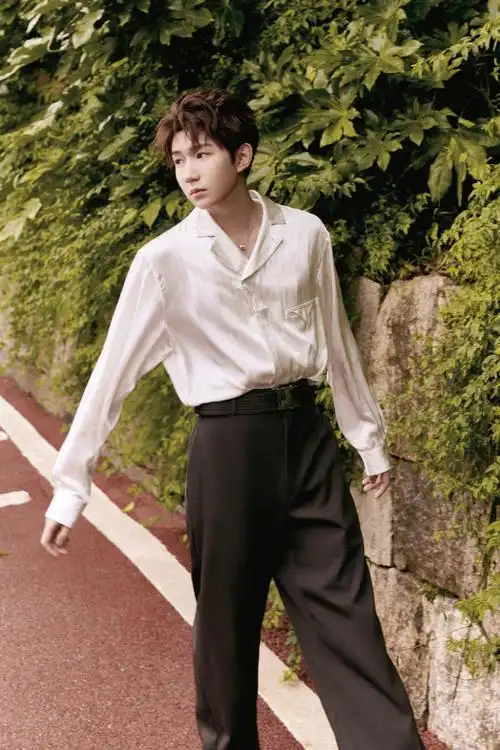 上游时尚王源复古风衬衫造型温柔