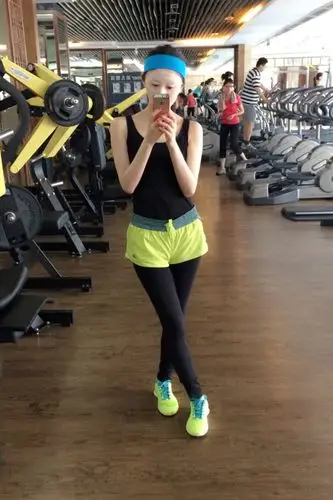 景甜健身不忘敷面膜散发正能量求点赞图