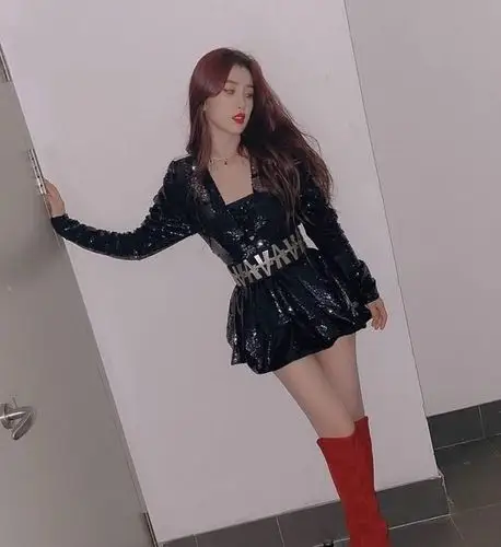 the9奇葩审美:谢可寅水晶鞋杀马特,虞书欣绒面靴太抢