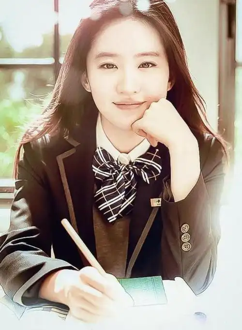 刘亦菲穿校服旧照流出清纯得让人心动