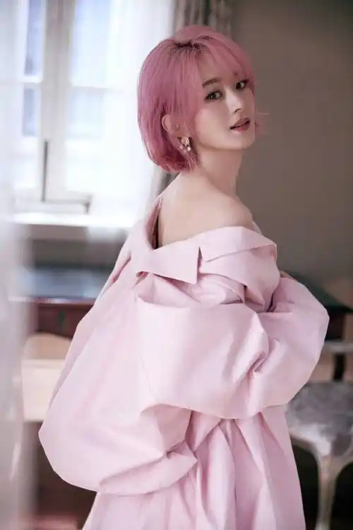 赵丽颖粉发造型惊艳亮相,甜美气质升级,宛如洋娃娃!