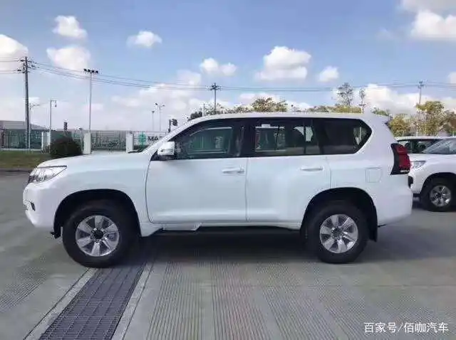 丰田suv家族最热门的越野车之一:丰田霸道2700中东规格户外实拍