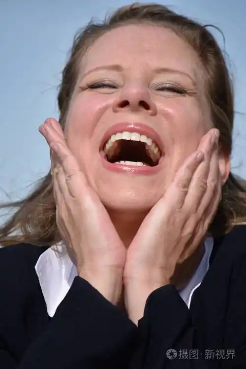 成年金发商业女人笑