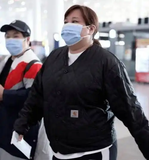 贾玲身材"失控",发福明显被指撞脸洪金宝,网友却表示很理解?