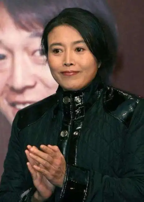 丁嘉丽女儿:被父母抛弃,遭叔叔虐待,带泪成长,36岁还未结婚