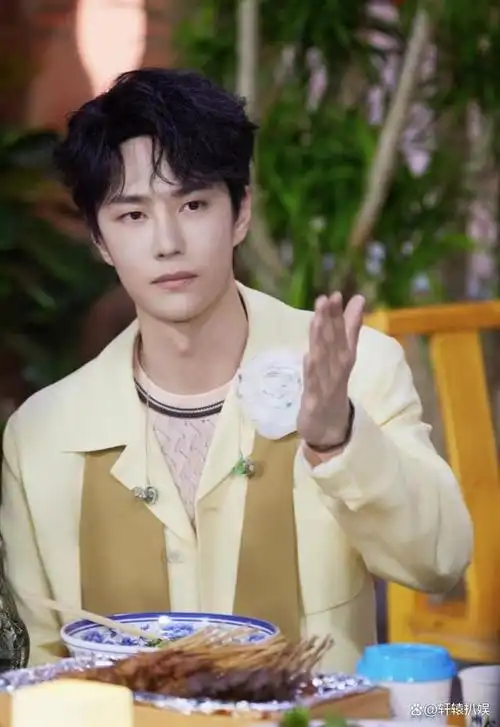 粉丝们更是开心不已,只有这时才是王一博这个年龄该有的表情吧!