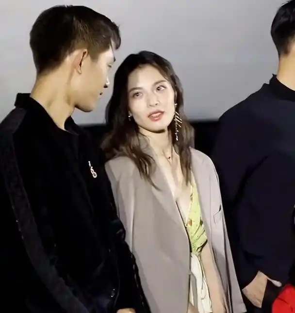 钟楚曦被冯小刚捧红,"丢弃"张云龙投怀侯雯元,备受各方的宠爱