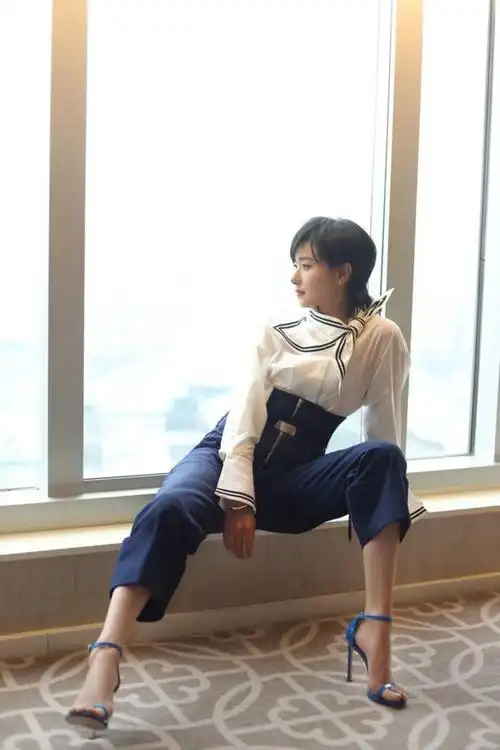 万茜一改往日攻气风格背心搭针织衫走机场少女系穿搭青春时尚