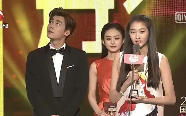 关晓彤从李易峰身边走过,谁注意峰峰的反应?网友炸锅!