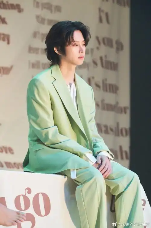 金希澈超话#金希澈0306出道十七周年快乐#出道多年依旧颜值不减,花瓣