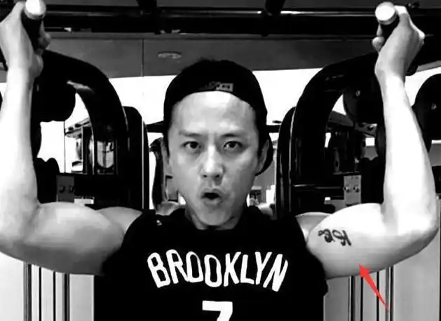 黄圣依年轻时把杨子名字纹脖子上可现在这么模糊了还是被马赛克