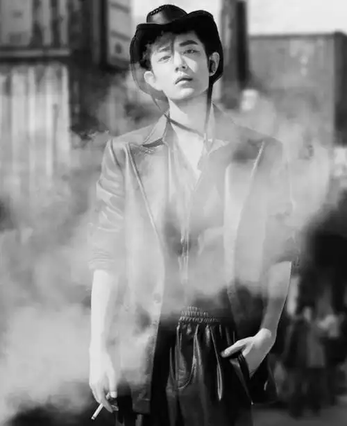 肖战杂志封面罕见的叼烟照!可塑性太强了,跪求演个迷人的反派!