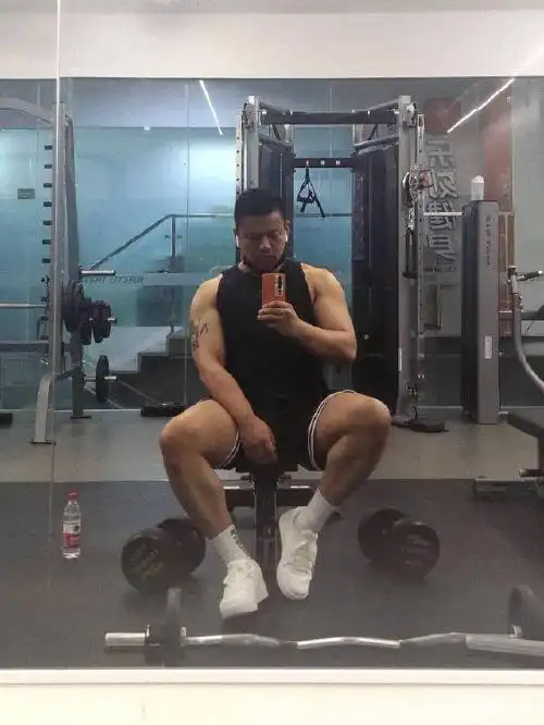 人在上海长宁区,用他的话说,内卷的当下,必须要健身练肌肉,要不然,都