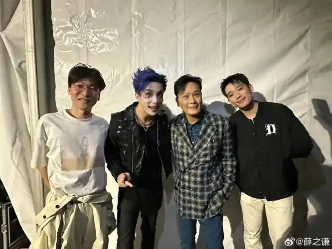 薛之谦晒与张信哲合照##薛之谦最近好忙