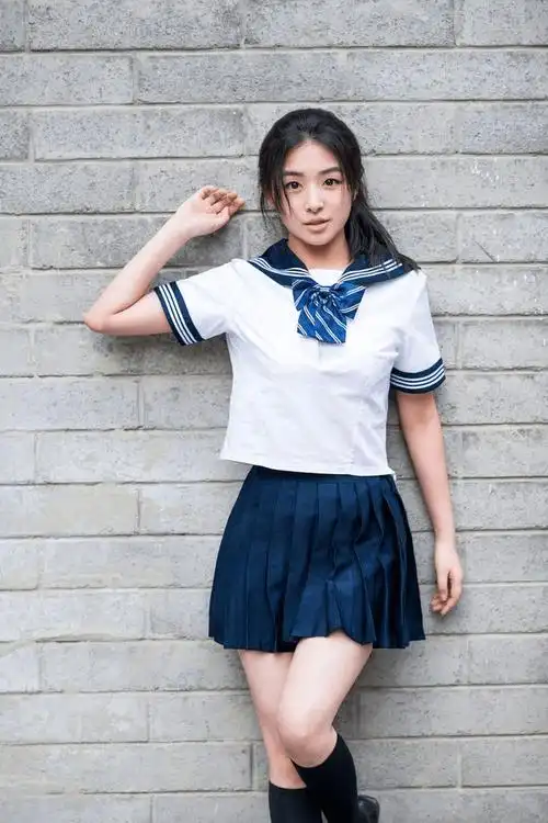 被要求当众看自己不雅照片,被说16年公交车的张含韵靠什么翻身?