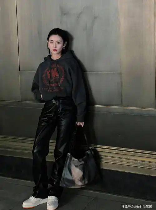 蒋依依的活力系穿搭,简简单单就能搭配出青春校园风