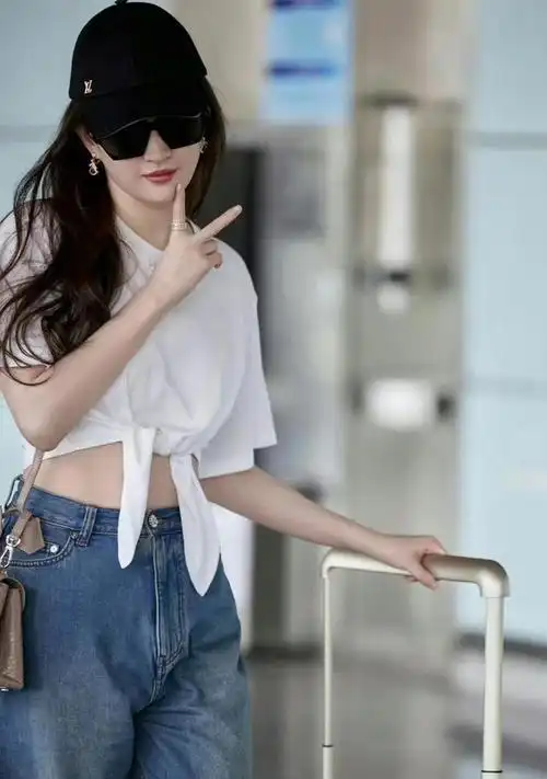 刘亦菲国外终于放开穿露脐装炫欧式身材不做纸片人美出强大感