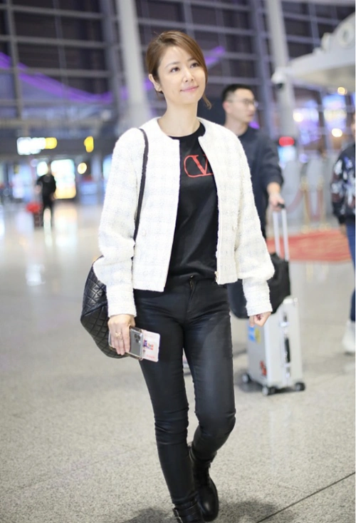 林心如的气质不仅仅是脸穿搭更重要白色外套搭紧身裤气场强大