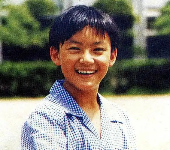 小时候,他跟父亲一起拍照,还是天真烂漫的:曾几何时,张震也是个活泼