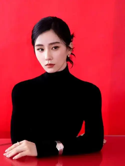 刘诗诗酒红束腰长裙现身长沙录制你好星期六,《一念关山》要来了_腾讯