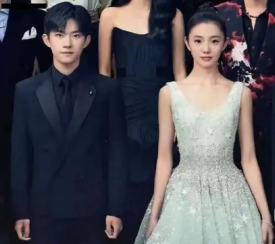 易烊千玺为刘浩存庆生网友扒出两人恋爱细节男方连夜发文辟谣