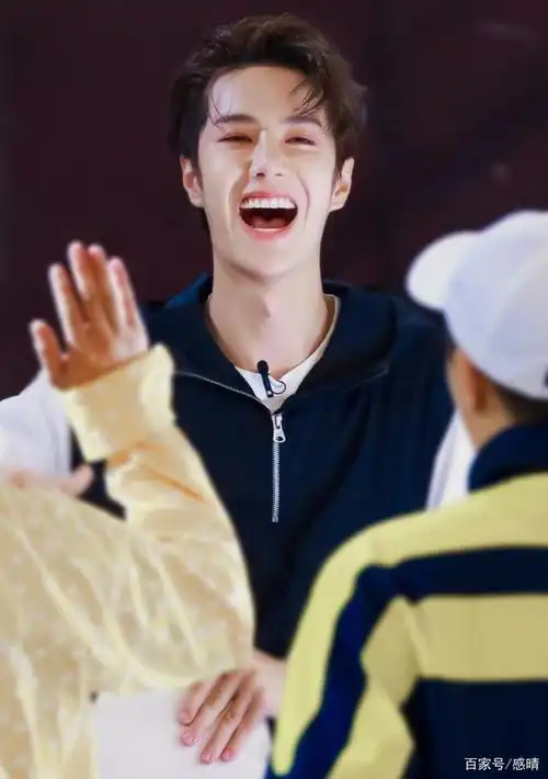 王一博这笑容!糖分严重超标,一博的笑容值得反复观看,心情愉悦